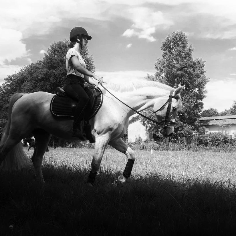 Camille et Bing sur une séance de dressage en juin 2019 avec Élise Petit au Poney-club du Domaine de Rhodes