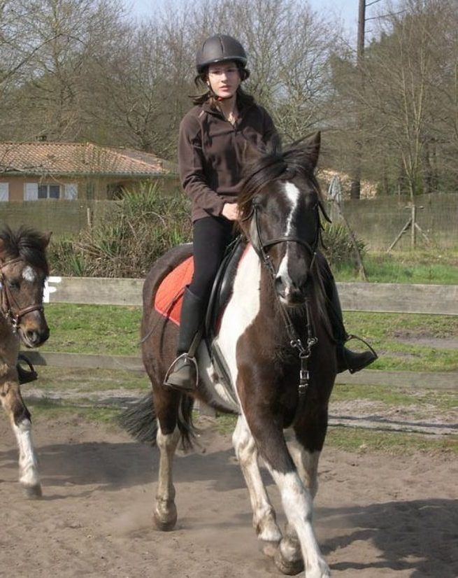 Camille Tao Bordaberry enfant et César le poney de club pie au trot au centre équestre