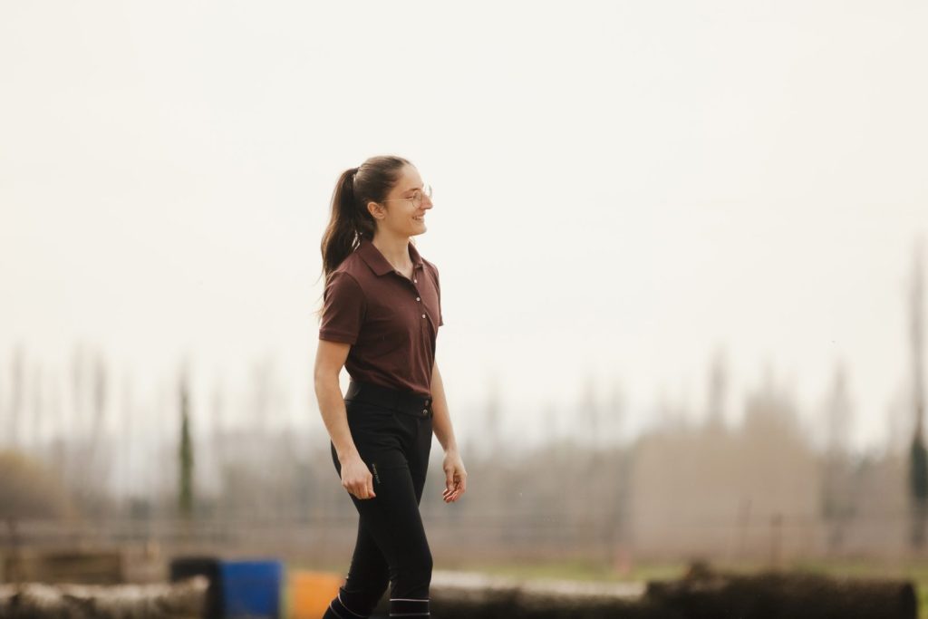 Camille Tao Bordaberry, basée dans le sud-ouest de la France, est enseignante professionnelle d'équitation spécialisée en dressage et travail postural et locomoteur du cheval, et saddle fitter issue de la formation professionnelle de chez Ergonomie Équestre