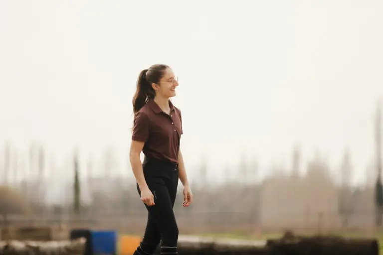 Camille Tao Bordaberry, basée dans le sud-ouest de la France, est enseignante professionnelle d'équitation spécialisée en dressage et travail postural et locomoteur du cheval, et saddle fitter issue de la formation professionnelle de chez Ergonomie Équestre