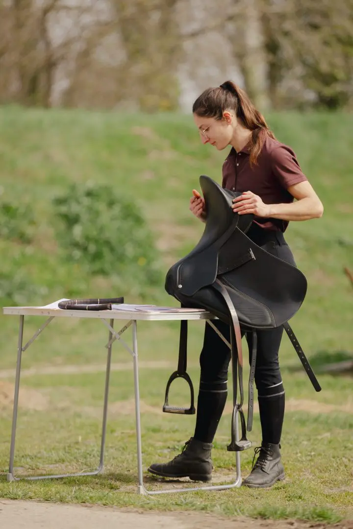 Camille Tao Bordaberry observant l'état d'une selle Wintec 500 Dressage
