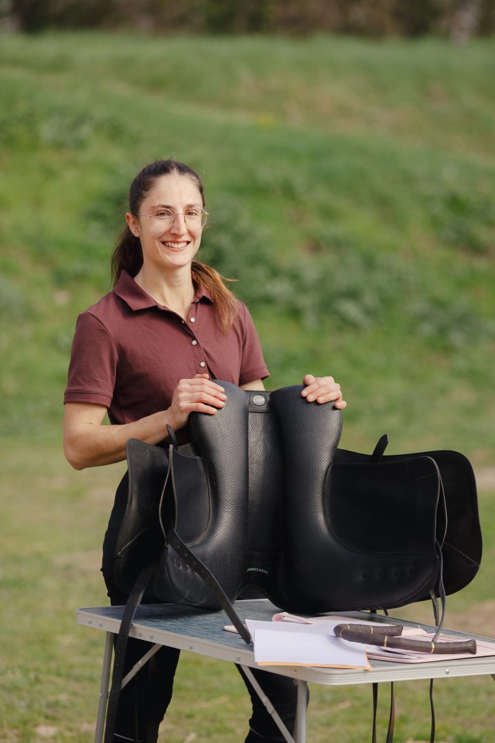 Camille Tao Bordaberry, saddle fitter professionnelle installée en région paloise, au cœur du Béarn